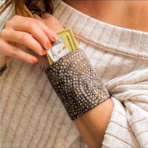 🔥🔥FIRE SALE🔥🔥 NEW! wrist wallet cuff - Picture 1 of 9